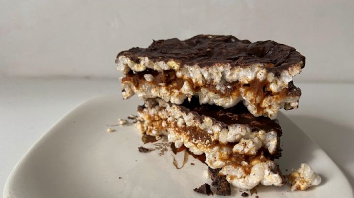 Alfajor de arroz bañado en chocolate, una receta con 4 ingredientes para lograr un snack saludable