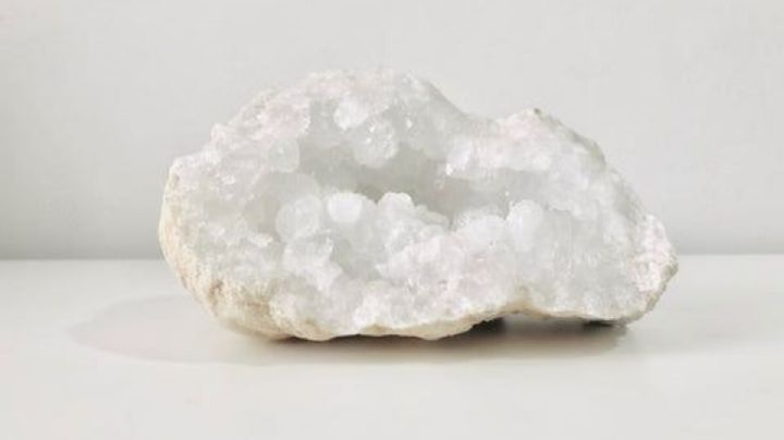 Cuarzo blanco: la piedra que puede facilitar la conexión con la espiritualidad y la claridad mental