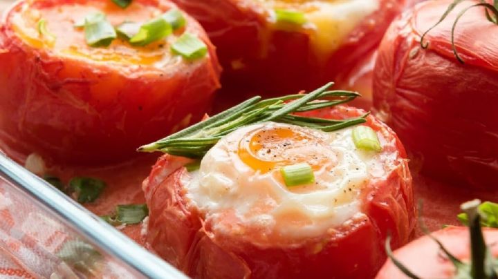 Si tienes 4 tomates, 4 huevos y queso, con esta receta almuerzan 2 personas