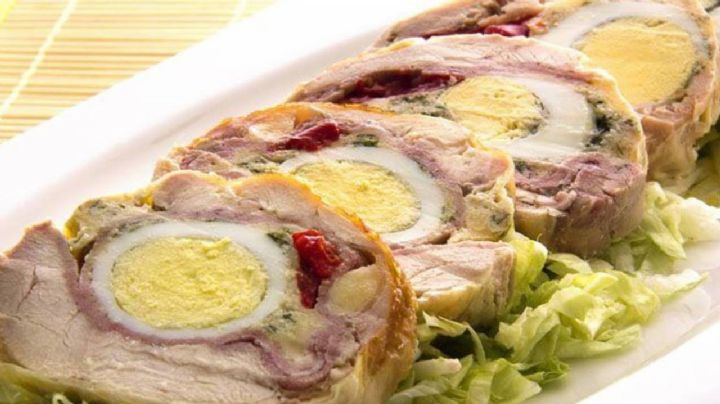 Arrollado de pollo: una receta rendidora que preparas con una sola pata y muslo