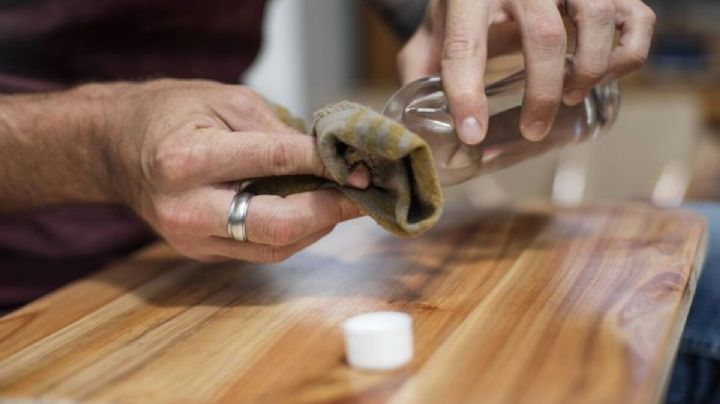 Con este truco de limpieza que aplicas solo una vez, devuélvele el brillo a tus muebles de madera