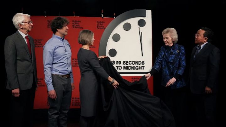 El reloj del juicio final mueve sus agujas y deja a la humanidad a 90 segundos del fin del mundo