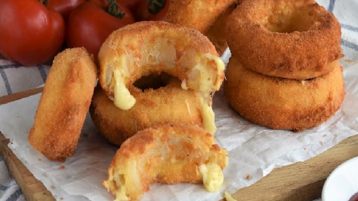 Aros de cebolla rellenos de queso: una bomba de sabor para complementar tus picadas