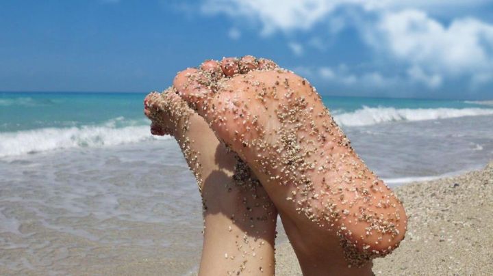 Estos son los trucos definitivos para que la arena de la playa no se te pegue en el cuerpo