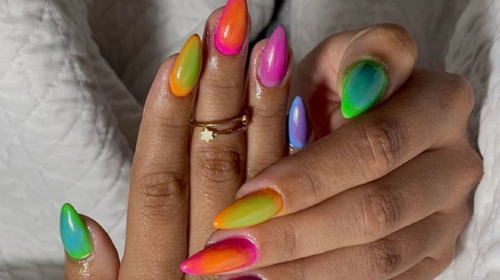 Uñas multicolor: Diseños divertidos y joviales para lucirte en época de fiestas