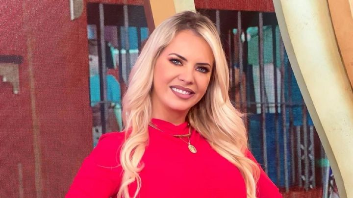 Alejandra Maglietti deslumbra con un total red, el color de la seducción