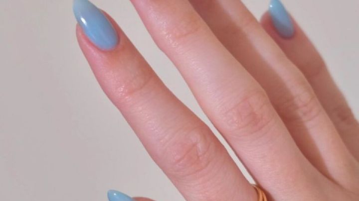 Baby blue nails: la tendencia en uñas que debes probar