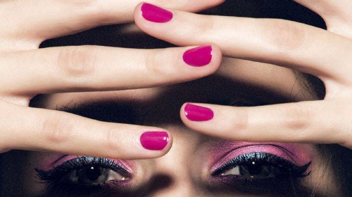 Fucsia nails: el color de uñas ideal para lucir con tu piel bronceada