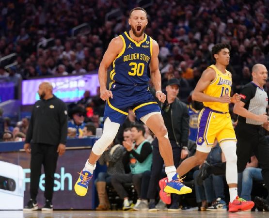 Con una asistencia de lujo, Stephen Curry vuelve a deslumbrar en la NBA