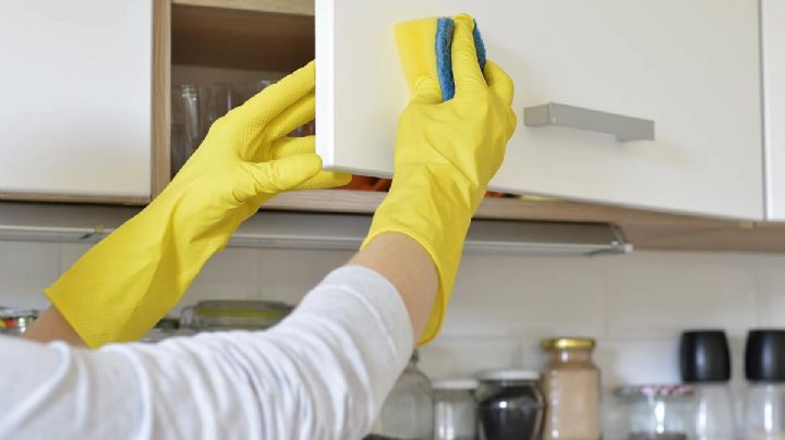 Quita la grasa de tus muebles de cocina con este efectivo truco de limpieza