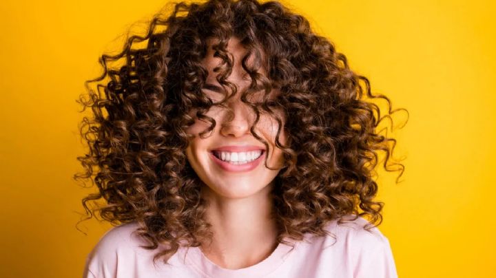 Plopping: la técnica que promete acabar con el frizz a las chicas de cabello ondulado