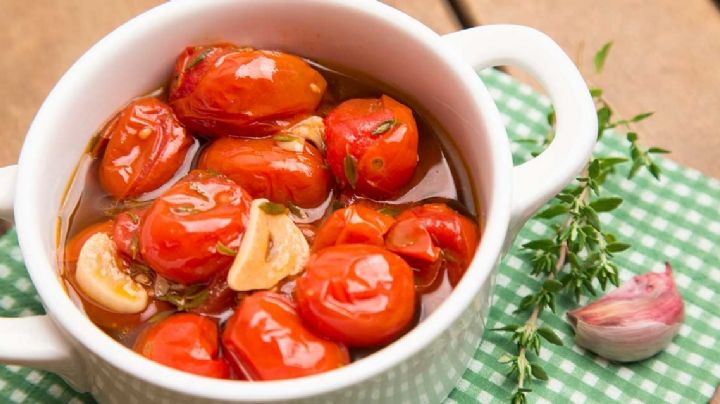 Dale un sabor diferente y genial a tus picadas con esta receta de tomates en escabeche