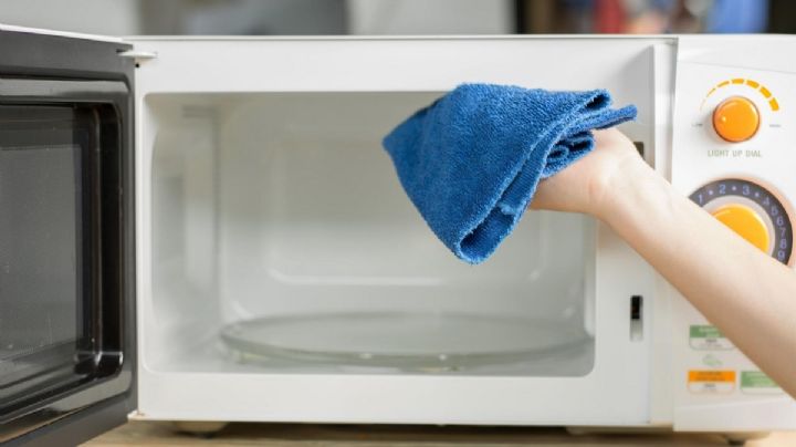 Dos trucos de limpieza para dejar tu microondas como nuevo