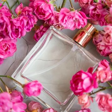 Descubre el encanto de las esencias florales y crea perfumes únicos desde tu jardín