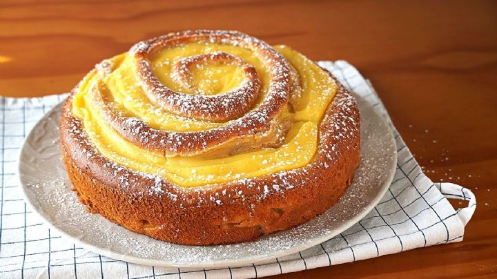 Prepara esta receta de la tarta de manzanas con crema pastelera y todos querrán más de una porción