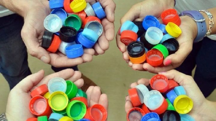 Reciclaje: Crea un bolso de mano único con tapitas de bebidas y esta idea de manualidades