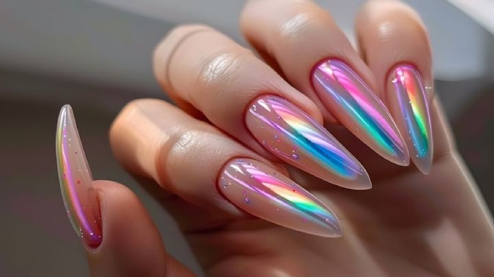 Uñas holográficas: la tendencia brillante que reinará este año