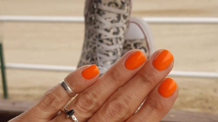 Para quienes deseen destacar con sus uñas: existe un color que jamás te dejará pasar desapercibida