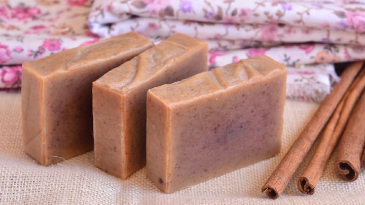 Jabón de canela casero: el secreto para cuidar tu piel y combatir la celulitis