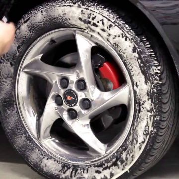 Haz que las llantas de tu auto luzcan impecables con este truco de limpieza casero