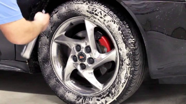 Haz que las llantas de tu auto luzcan impecables con este truco de limpieza casero