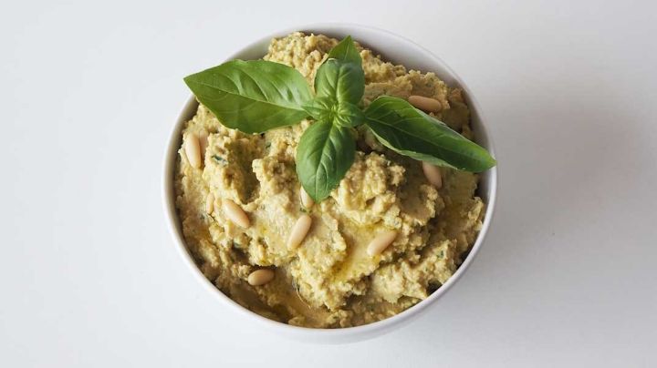 Hummus de albahaca: la receta que transformará tus reuniones en un festín de sabor
