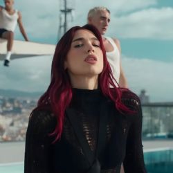 Dua Lipa marca tendencia con su manicure otoñal