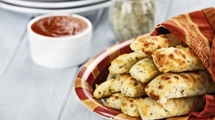 Grisines de cebolla y queso: el snack crujiente que conquistará tu paladar