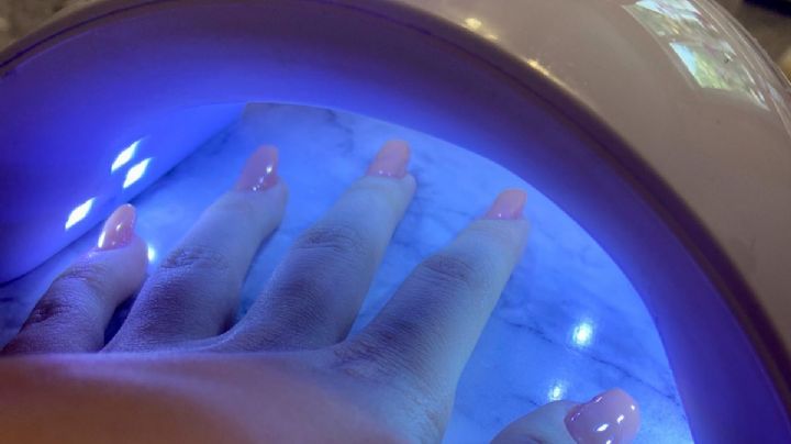 Manos impecables, pero ¿a qué precio? Un estudio alerta sobre los riesgos del secado UV en esmaltes