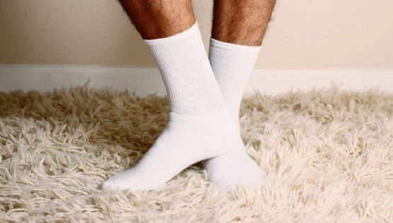¡Adiós manchas! El truco de limpieza casero que deja tus calcetines blancos como nuevos