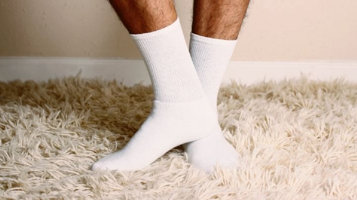 ¡Adiós manchas! El truco de limpieza casero que deja tus calcetines blancos como nuevos
