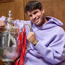 Carlos Alcaraz conquista Queen’s y pisa los talones del trono mundial