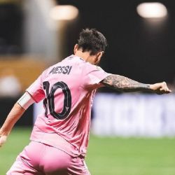 “Messi juega con estatuas”: Ibrahimovic lo defiende y enciende la polémica