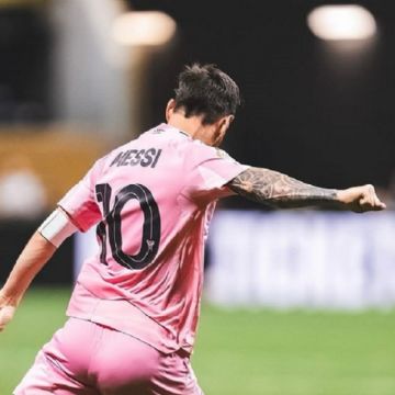 “Messi juega con estatuas”: Ibrahimovic lo defiende y enciende la polémica