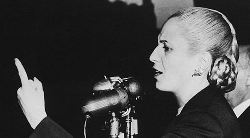 Eva Perón hablando en micrófono