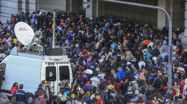 Caos en Constitución por amontonamiento de gente