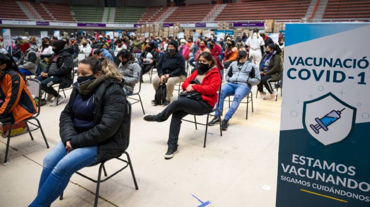 Dos provincias abren la inscripción a mayores de 18 años para recibir la vacuna