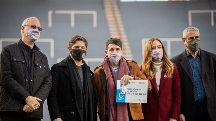 Axel Kicillof: "Entregamos 56 créditos para la construcción a familias platenses"