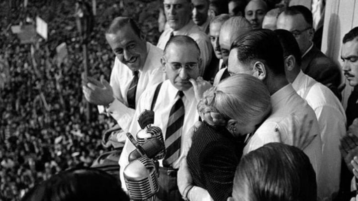 Eva Perón: "Descamisados de mi Patria, los estrecho muy fuerte sobre mi corazón"