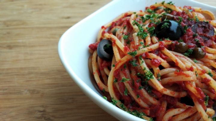 Receta de fideos a la puttanesca, tradición italiana al alcance de todos