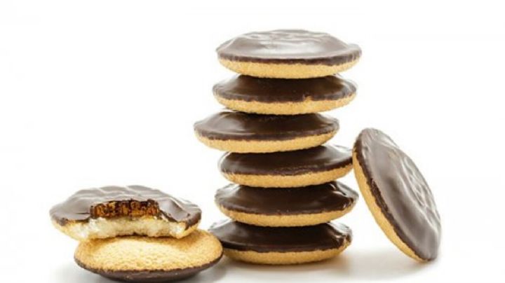 Receta dulce: galletitas rellenas cubiertas de chocolate ideal para tus desayunos o meriendas