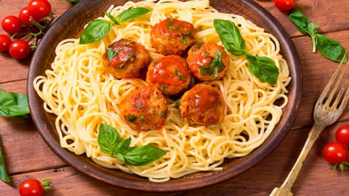 La receta de los mejores tallarines con albóndigas en 4 pasos