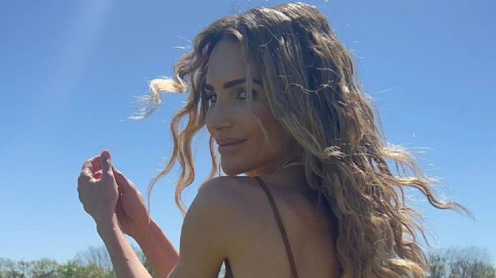María Vázquez mostró la elegancia del tono marrón en un vestido maxi corrugado