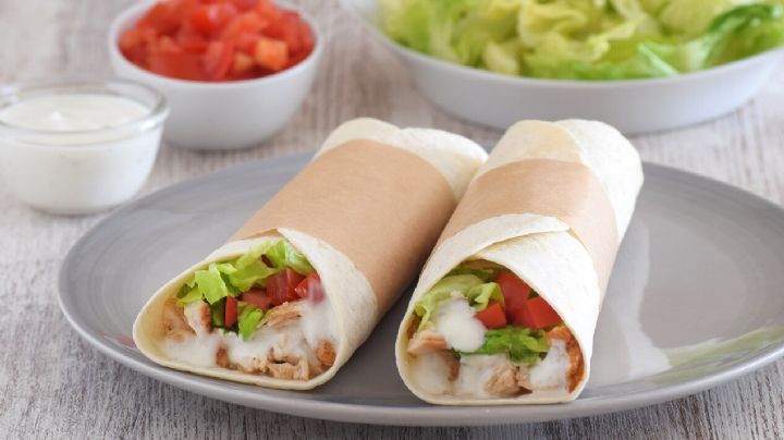 Kebab de pollo con salsa de yogur, la receta árabe que no te puede faltar