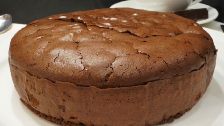 Si tienes 4 huevos y chocolate esta receta te salva el postre