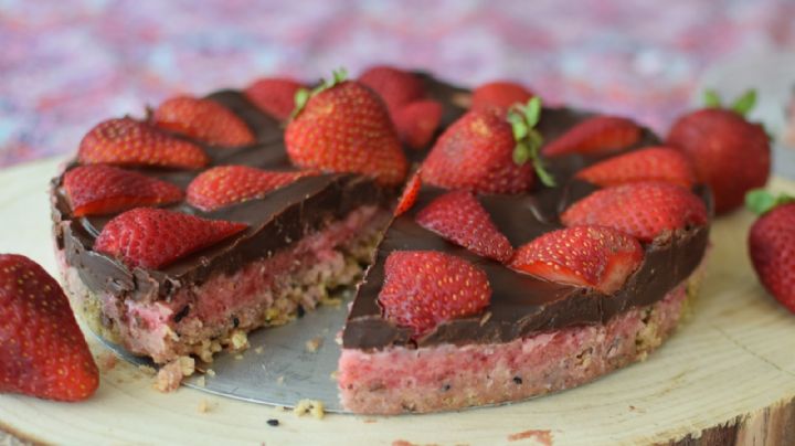 Receta fit: prepara un postre de frutilla y chocolate con una deliciosa base de semillas