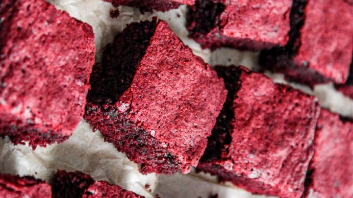 Haz esta receta de brownie red velvet y sorprende a todos con el postre