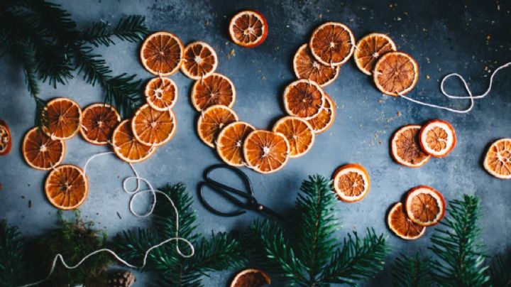 No tires las naranjas que se secaron, mejor transfórmalas en decoración para tu árbol de navidad