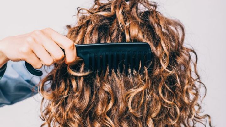 Te mostramos paso a paso un peinado súper chic para chicas con pelo ondulado