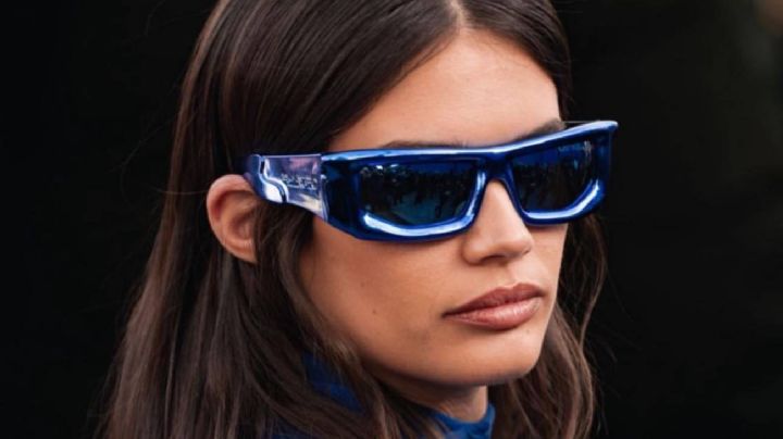 Sara Sampaio impactó con su total look "Off Blue" futurista